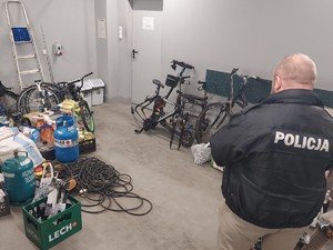 Policjant wraz z odzyskanymi przedmiotami