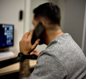 zdjęcie poglądowe dzwoniącego oszusta