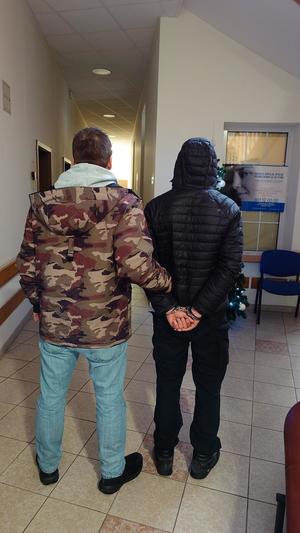 policjant z zatrzymanym