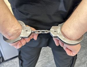 zdjęcie poglądowe skutych dłoni w kajdankach