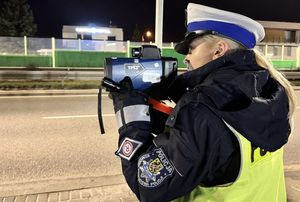 policjantka z miernikiem prędkości