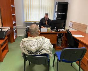 policjanci z zatrzymanym