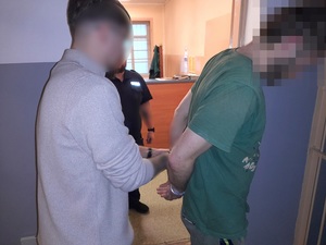 policjanci z zatrzymanym