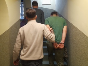 policjanci z zatrzymanym