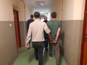 policjanci z zatrzymanym