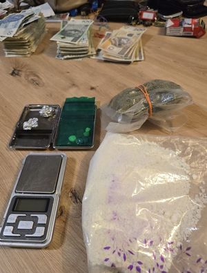 Zabezpieczone środki i gotówka, a także rower