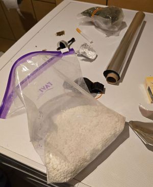 Zabezpieczone środki i gotówka, a także rower