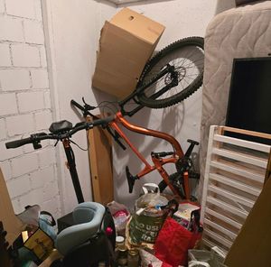 Zabezpieczone środki i gotówka, a także rower