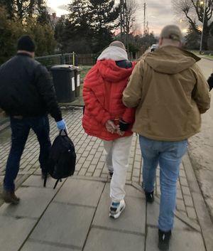 policjanci prowadzą zatrzymanego