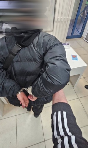 Policjanci z zatrzymanymi