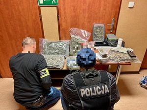 policjanci z zatrzymanymi i środki odurzające