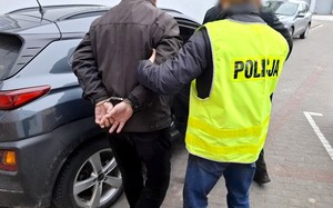 Policjanci z zatrzymanymi