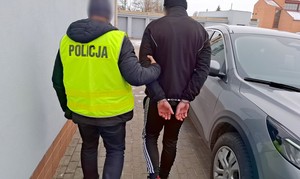Policjanci z zatrzymanymi