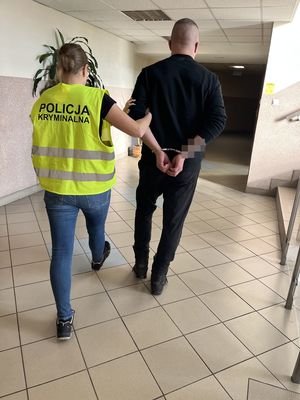 policjanci z zatrzymanymi