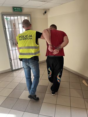 policjanci z zatrzymanymi
