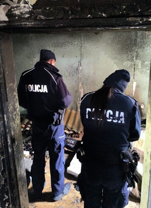 policjanci podczas kontroli miejsc gromadzenia się osób bezdomnych