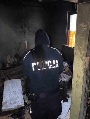 policjanci podczas kontroli miejsc gromadzenia się osób bezdomnych