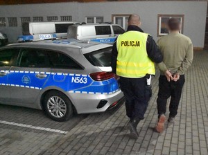 policjanci z zatrzymanym