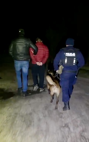 policjanci z zatrzymanym