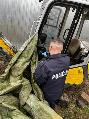 policjanci z zatrzymanym i zabezpieczona koparka