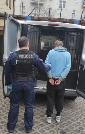 policjant z zatrzymanym