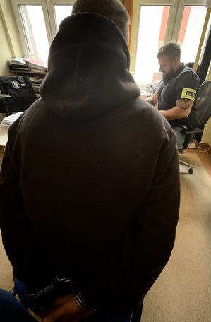 dochodzeniowiec podczas czynności  z zatrzymanym