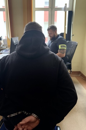 dochodzeniowiec podczas czynności  z zatrzymanym