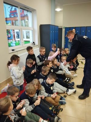 policjanci z dziećmi