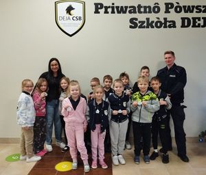 policjanci z dziećmi