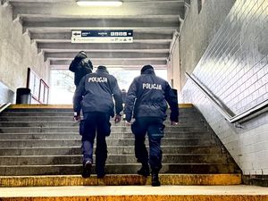 policjanci podczas kontroli dworców