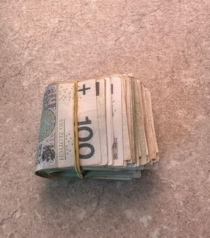 zabezpieczone pieniądze i zatrzymana kobieta