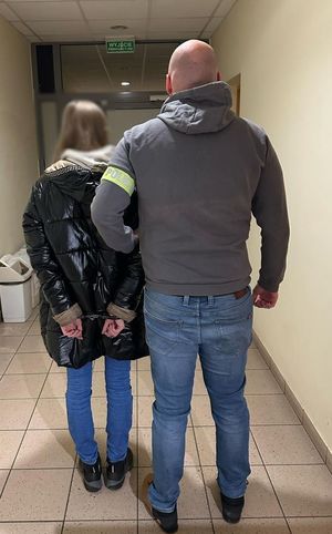 zabezpieczone pieniądze i zatrzymana kobieta