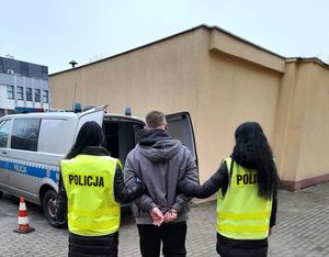 policjantki z zatrzymanym