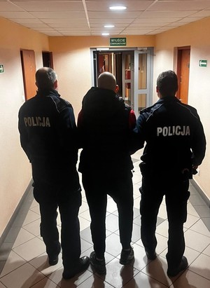 policjanci z zatrzymanym