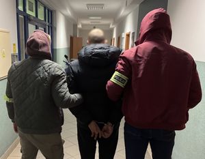 policjanci z zatrzymanym