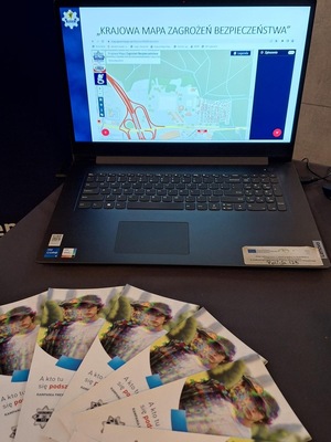 policjanci podczas spotkania