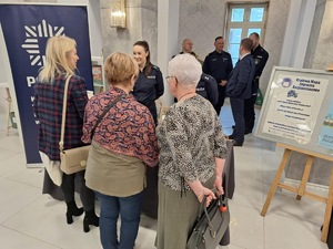 policjanci podczas spotkania