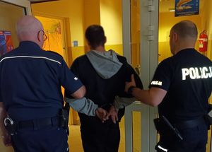 Policjanci z zatrzymanym