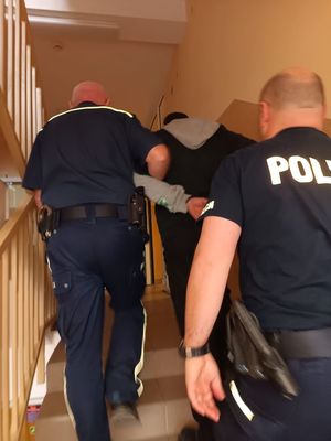 Policjanci z zatrzymanym