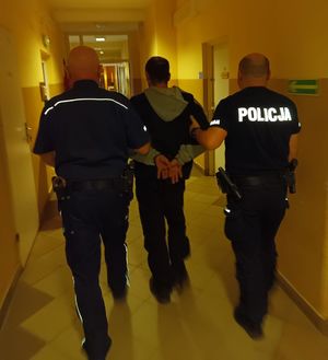 Policjanci z zatrzymanym