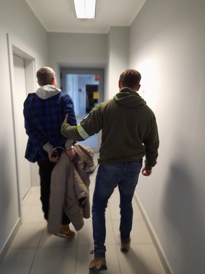 policjant z zatrzymanym