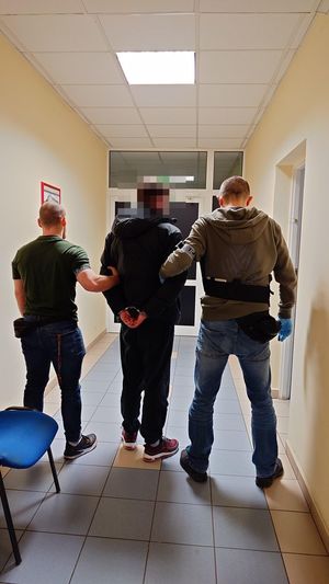 policjanci z zatrzymanym