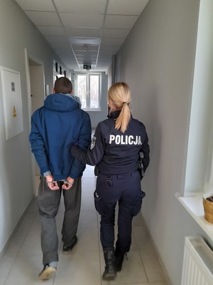 policjantka z zatrzymanym