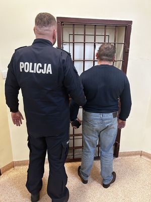 policjant z zatrzymanymi