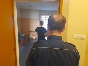 policjant z zatrzymanym