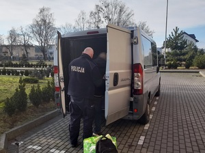 policjant z zatrzymanym