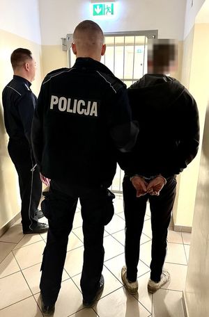 policjanci z zatrzymanymi