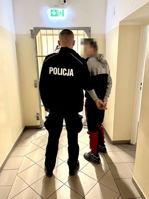 policjanci z zatrzymanymi