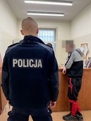 policjanci z zatrzymanymi