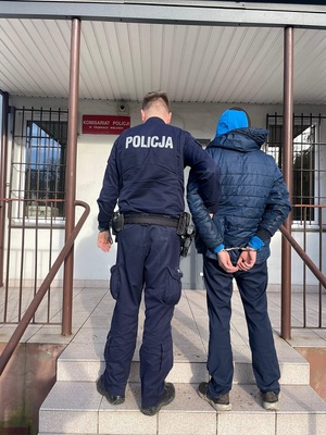 policjant z zatrzymanym